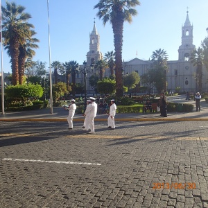 Arequipa - montée du drapeau à la Plaza d'Armas